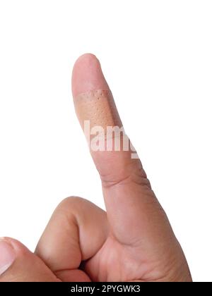 l'uomo ha ferito il dito indice e utilizzando cerotti adesivi per primo soccorso isolato sfondo bianco. Assistenza sanitaria e concetto medico Foto Stock