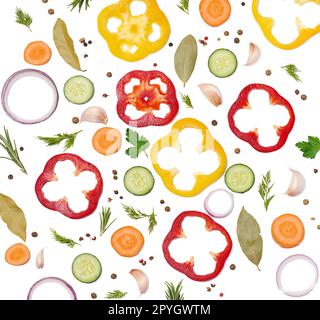 Verdure fresche, cipolla, carota, peperoni gialli e rossi, un mazzo di rosmarino su fondo bianco isolato. Foto Stock