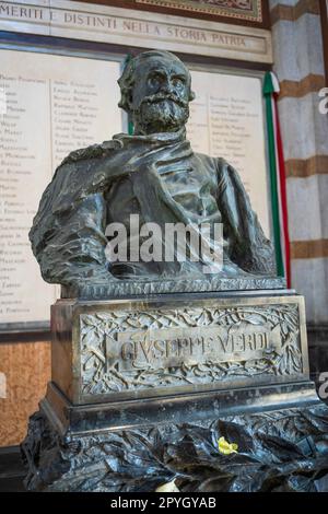 Il busto del compositore italiano Giuseppe Verdi all'interno del Camedio, sala del Cimitero Monumentale di Milano dove sono sepolte molte persone di rilievo. Foto Stock