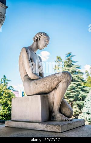 Statua di una donna addolorata su una tomba nel Cimitero Monumentale di Milano, in Lombardia, Italia, dove sono sepolte molte persone di rilievo. Foto Stock