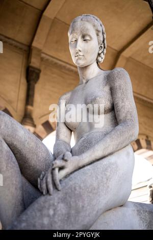 Statua di una donna addolorata su una tomba nel Cimitero Monumentale di Milano, in Lombardia, Italia, dove sono sepolte molte persone di rilievo. Foto Stock