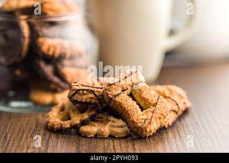 Vari tipi di biscotti. Biscotti dolci su un tavolo di legno. Foto Stock