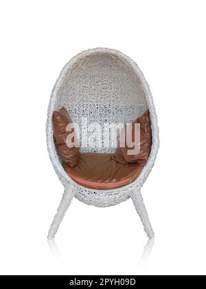 Sedia confortevole in vimini isolata su sfondo bianco Foto Stock