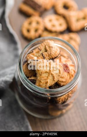 Vari tipi di biscotti. Biscotti dolci in vasetto. Foto Stock