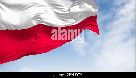 La bandiera nazionale della Polonia che sventola nel vento in una giornata limpida Foto Stock