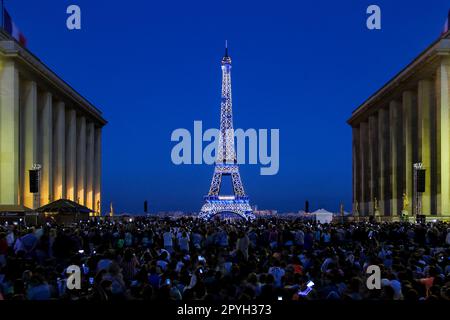 Luci della Bastiglia sulla Torre Eiffel il 14th luglio - stelle scintillanti per la festa nazionale francese a Parigi, Francia Foto Stock