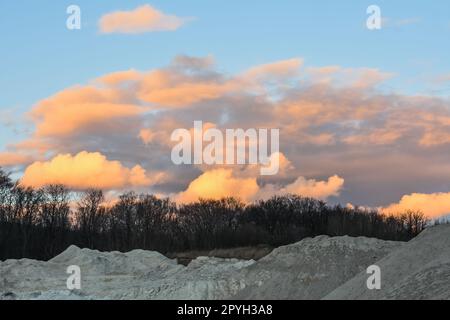 nuvole colorate al cielo durante il tramonto in una cava di lime bianco Foto Stock