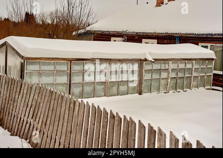 serra di vetro coperta di neve Foto Stock