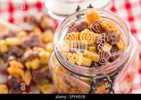 Pasta di varie forme spaventose. Pasta di halloween cruda in vaso. Foto Stock