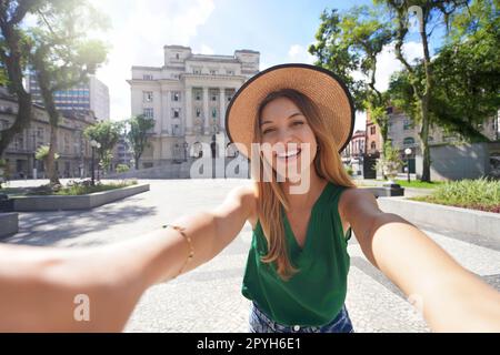 Turismo a Santos, Brasile. Felice ragazza viaggiatore allegra prende autoritratto in piazza Maua nel centro storico di Santos, Brasile. Foto Stock