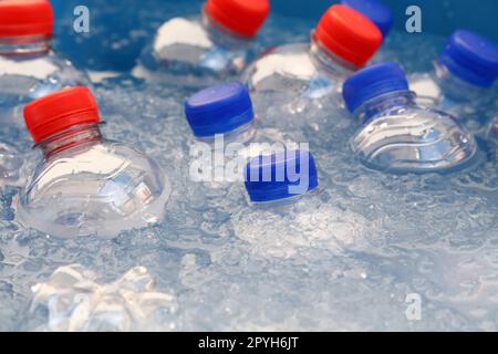 Bottiglie in plastica PET di acqua fredda potabile in ghiaccio Foto Stock