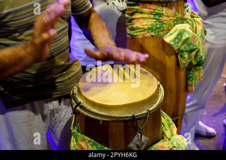 Tamburi a mano chiamati atabaque in Brasile utilizzati durante una cerimonia Umbanda Foto Stock