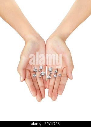 Diamanti di diversi tagli e dimensioni in palmo aperto su sfondo bianco Foto Stock