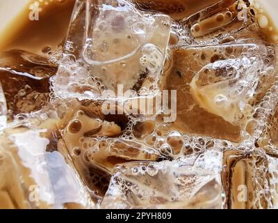 Un delizioso caffè con cubetti di ghiaccio Foto Stock