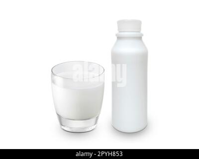 Bicchiere di latte e bottiglia di latte isolato su sfondo bianco Foto Stock