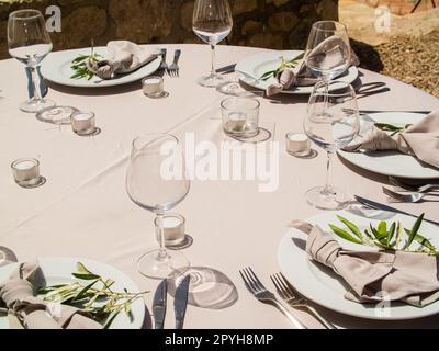 Elegante disposizione dei tavoli per ricevimenti nuziali di lusso e fiore all'occhiello - banchetti nuziali ed eventi all'aperto Foto Stock