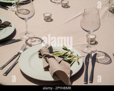 Elegante disposizione dei tavoli per ricevimenti nuziali di lusso e fiore all'occhiello - banchetti nuziali ed eventi all'aperto Foto Stock