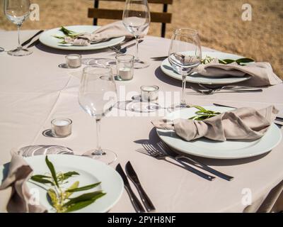 Elegante disposizione dei tavoli per ricevimenti nuziali di lusso e fiore all'occhiello - banchetti nuziali ed eventi all'aperto Foto Stock