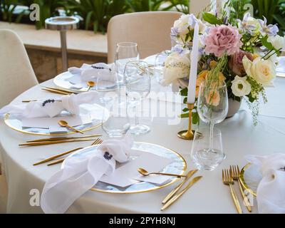 Elegante disposizione dei tavoli per ricevimenti nuziali di lusso e fiore all'occhiello - banchetti nuziali ed eventi all'aperto Foto Stock