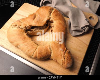 Impasto lievitato a forma di cuore, cotto fino a quando non diventa dorato. Foto Stock