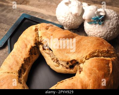 Impasto lievitato a forma di cuore, cotto fino a quando non diventa dorato. Foto Stock