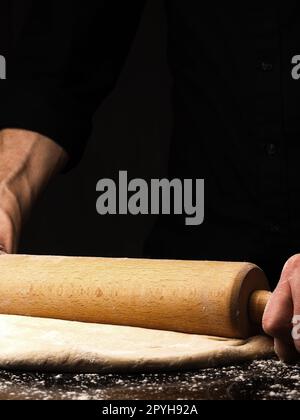 Panettiere o cuocere stende un impasto di lievito biologico, lavoro artigianale tradizionale Foto Stock