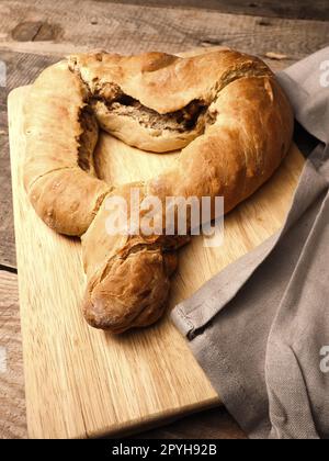 Impasto lievitato a forma di cuore, cotto fino a quando non diventa dorato. Foto Stock