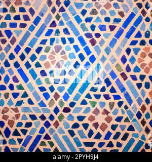 Piastrelle marocchine a mosaico, decorazioni in ceramica del Marocco. Il mosaico Zelelidge Zellizh Zelij è apparso in Marocco nel X secolo come un'imitazione di modelli romani e greci. Dettagli in ceramica blu e marrone. Foto Stock