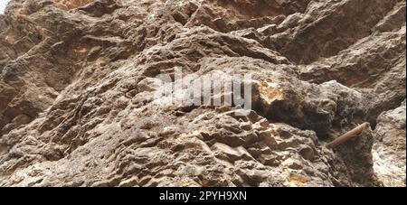 primo piano sulla roccia di pietra. Sarajevo, Bosnia ed Erzegovina. Antica lava ghiacciata. Strati e strati di rocce. Montagna dopo un'esplosione guidata per posare la strada. Consistenza della pietra. Colori grigio e beige. Foto Stock