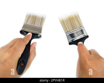 Mano che tiene Paintbrush isolato su sfondo bianco Foto Stock