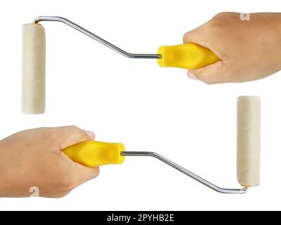 Mano dell'uomo che tiene un rullo di vernice isolato su uno sfondo bianco Foto Stock