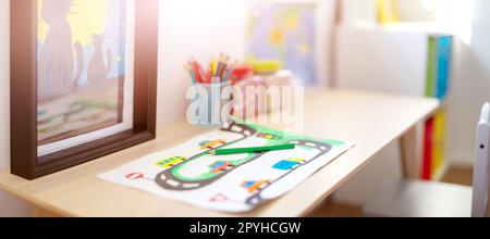 Vista in primo piano del disegno del bambino sul tavolo nella stanza dei bambini. Foto Stock