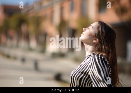 Donna che respira in una zona residenziale Foto Stock