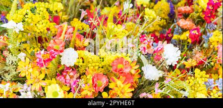 Mercato dei fiori d'epoca sulla strada pubblica - stile cottagecore retrò. Foto Stock