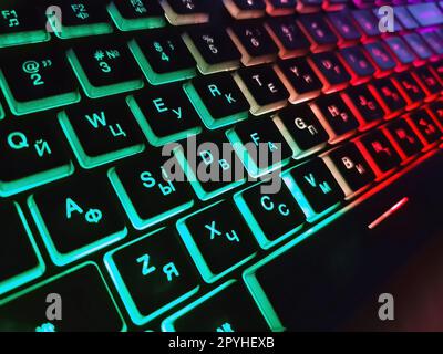 Primo piano della tastiera del computer retroilluminata Foto Stock
