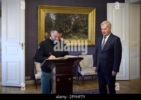 Helsinki, Finlandia. 03rd maggio, 2023. Volodymyr Zelenskiy, presidente dell'Ucraina, (L), e Sauli Niinisto, presidente della Finlandia, Nel corso del loro incontro a Helsinki, Finlandia, mercoledì 3 maggio 2023. Zelenskiy si recherà mercoledì in Finlandia per unirsi ai primi ministri delle nazioni nordiche per discutere i loro piani di sostenere il paese contro l'aggressione russa. Foto del Presidente ucraino Ufficio Stampa/UPI. Credit: UPI/Alamy Live News Foto Stock