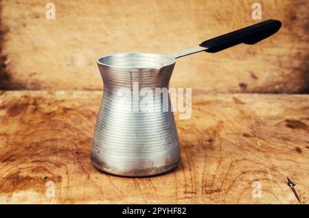 Recipiente per bollire il caffè sul tavolo Foto Stock
