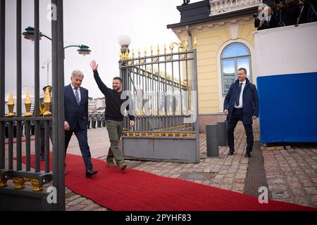 Helsinki, Finlandia. 03rd maggio, 2023. Volodymyr Zelenskiy, presidente dell'Ucraina che agita la mano, (C), e Sauli Niinisto, presidente della Finlandia, in occasione dell'arrivo a Helsinki, in Finlandia, mercoledì 3 maggio 2023. Zelenskiy si recherà mercoledì in Finlandia per unirsi ai primi ministri delle nazioni nordiche per discutere i loro piani di sostenere il paese contro l'aggressione russa. Foto del Presidente ucraino Ufficio Stampa/UPI. Credit: UPI/Alamy Live News Foto Stock