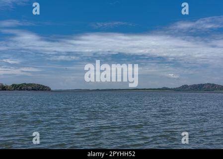 Il fiume Chiriqui poco prima di entrare nel Golfo di Chiriqui, Panama Foto Stock