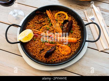 Paella di pesce con cozze, calamari e gamberi Foto Stock