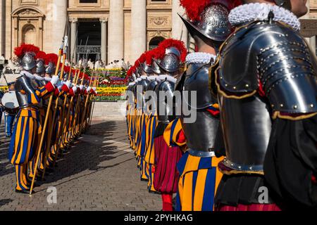 Guardia d'onore della Guardia Svizzera Pontificia in San Piazza Pietro in occasione della Santa Messa di Pasqua del 2023 il 6 maggio 2023 si svolgerà la cerimonia di giuramento delle 23 nuove guardie della Guardia Svizzera Pontificia. Secondo la tradizione, ogni anno le nuove guardie vengono giurate nell'anniversario del sacco di Roma, dove 189 Guardie Svizzere difesero Papa Clemente VII contro l'esercito di Carlo V. Foto Stock