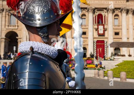 Vaticano, Vaticano. 09th Apr, 2023. Guardia d'onore della Guardia Svizzera Pontificia in San Piazza Pietro in occasione della Santa Messa di Pasqua del 2023 il 6 maggio 2023 si svolgerà la cerimonia di giuramento delle 23 nuove guardie della Guardia Svizzera Pontificia. Secondo la tradizione, ogni anno le nuove guardie vengono giurate nell'anniversario del sacco di Roma, dove 189 Guardie Svizzere difesero Papa Clemente VII contro l'esercito di Carlo V. (Foto di Stefano Costantino/SOPA Images/Sipa USA) Credit: Sipa USA/Alamy Live News Foto Stock