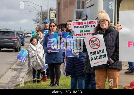 Royal Oak, Michigan, Stati Uniti. 3rd maggio, 2023. I membri della voce ebraica per la pace e i loro sostenitori si sono riuniti al Woodward Avenue Shul per denunciare l'antisemitismo mostrato quando una swastika è stata dipinta sulla sinagoga. Credit: Jim West/Alamy Live News Foto Stock