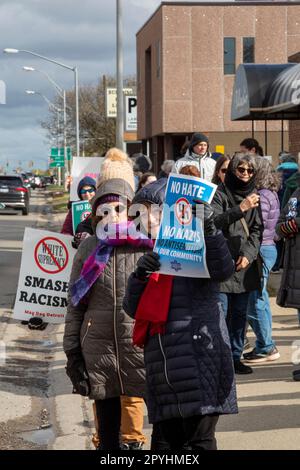 Royal Oak, Michigan, Stati Uniti. 3rd maggio, 2023. I membri della voce ebraica per la pace e i loro sostenitori si sono riuniti al Woodward Avenue Shul per denunciare l'antisemitismo mostrato quando una swastika è stata dipinta sulla sinagoga. Credit: Jim West/Alamy Live News Foto Stock