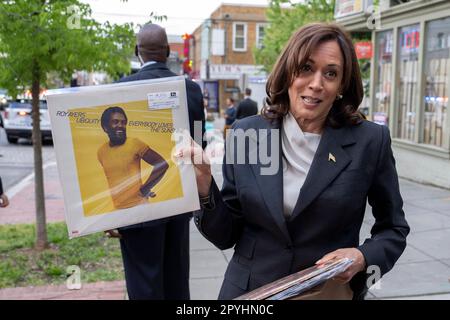 Washington, Stati Uniti. 03rd maggio, 2023. STATI UNITI Il Vice Presidente Kamala Harris mostra i record che ha acquistato presso il negozio Home Rule Record di Washington, DC mercoledì 3 maggio 2023. Foto di Ken Cedeno/Pool/Sipa USA Credit: Sipa USA/Alamy Live News Foto Stock