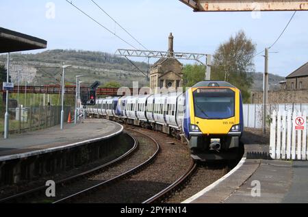 Due treni del Nord di classe 195 unità diesel civity che arrivano alla stazione di Carnforth con il treno per l'aeroporto di Manchester il 3rd maggio 2023. Foto Stock