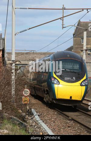 Avanti West Coast classe 390 unità elettrica multipla pendolino 390125 a Carnforth sulla West Coast Main Line con treno passeggeri espresso, 3rd maggio 2023. Foto Stock