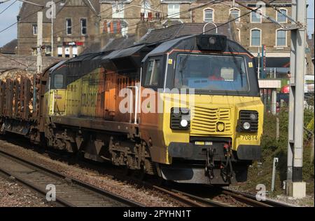 General Electric Powerhaul classe 70 diesel-elettrico loco 70814 nella livrea Colas Rail Freight arancione e gialla sulla WCML a Carnforth, 3rd maggio 2023. Foto Stock