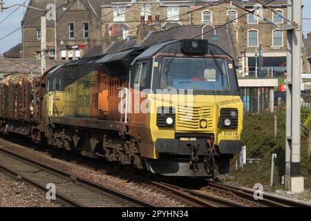 General Electric Powerhaul classe 70 diesel-elettrico loco 70814 nella livrea Colas Rail Freight arancione e gialla sulla WCML a Carnforth, 3rd maggio 2023. Foto Stock