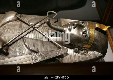 Sarcofago in argento massiccio dell'antico faraone egiziano di fine periodo Psusennes ho scoperto nel sito dell'antico Tanis nel nord dell'Egitto, in mostra al Museo Egizio del Cairo Foto Stock